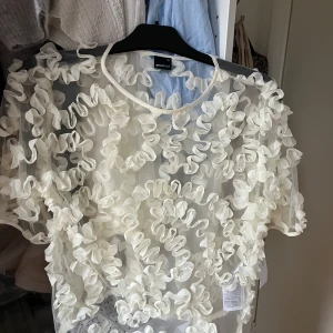 Vit blus från gina - Jättefin blus från gina som passar perfekt till en fest! Passar superbra till kostymbyxor, skriv privat för fler bilder🥰