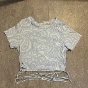 Topp med snörning - Croppad t-shirt med snörning