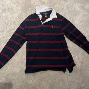 Ralph Lauren tröjor - Hej, jag säljer nu två Ralph Lauren tröjor som jag har fått i present för ett tag sen och har aldrig använt jag är 180 cm och dom pasar mig bra tror det är barn storlek för det är xl Kan tänke mig sälja för 300 men kan gå ner i pris
