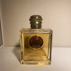 Vaniljparfym från Burberry i 100ml som endast använts fåtal gånger. Säljer pga försöker minska min stora parfymkollektion haha. Nypris: 1985 kr på Kicks 