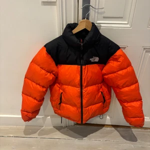 North face jacka - Säljer north face pufferjacket i bra skick. Finns tecken på användning 