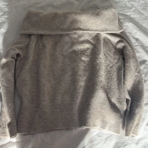 Hm stickad tröja💕 - använd  ca 10gg max men fortfarande i bra skick!