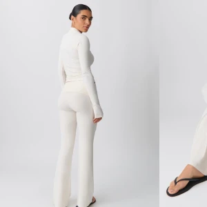 Low waist yoga pants  - Säljer eftersom JG inte vågar ha på mig vita kläder för jag ofta spiller,dessa har inga fläckar eftersom jag aldrig andvänt dom (jag fick de i present)