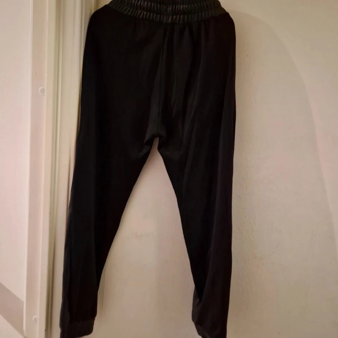 Lindex svarta lack/byxor - 92