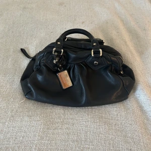 Marc Jacobs väska  - Säljer den här jättefina trendiga Marc Jacobs väskan.  Dragkedjan är lite sönder som syns på sista bilden. Annars jättebra skick❤️