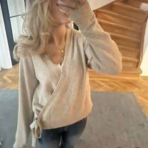 Omlottkofta  - Säljer min super söta omlottkofta men rosetter som passar till allt 😋😋😋❤️❤️