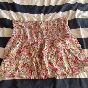 Volang kjol💘 - Köpte denhär för typ 2 år sen men har bara slutat använda, den har tecken på användning (därav priset) typ den är lite utstretchad men skit snygg ändå💞 (nypris ca 250💓)