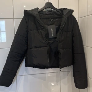 Vinterjacka - Fin jacka från prettylittlething, den har kvar prislapp då jag inte hann returnera den.  Jackan är i nyskick.