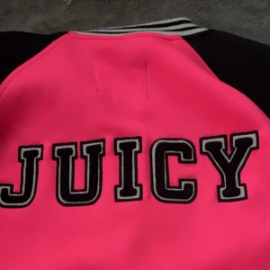 Riktig Juicy tjocktröja - Ser ny ut fin och har inga skador