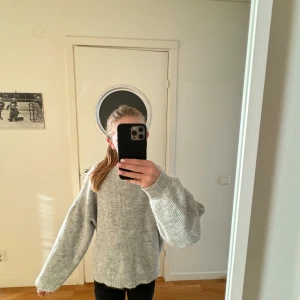 Stickad tröja  -  Säljer en tröja från H&M. Lite nopprig men annars är det bra skick, pris kan diskuteras!!💛