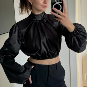 Topp från Nelly - Såå snygg långärmad topp från Nelly.  Obs! En liten knapp på nacken fattas.  