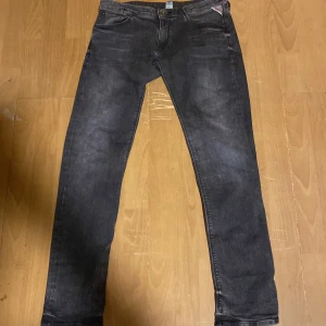 Replay Jeans - Replay jeans Grå/Svart W31 L32 31/32 Använda bara en gång,anledning jag säljer för vill ba så bort saker, Pris kan diskuteras