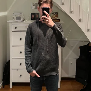 Kashmir hoddie - Tja, säljer denna feta kashmir hoddie i färgen mörk grå. Storlek: S . Skick: 9/10 inga hål eller fläckar bara en lite slitning i kragen som inte märks. Annars perfekt för hösten med en väst på de👌💯