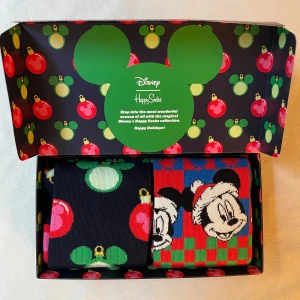 DISNEY STRUMPOR  - Säljer fyra par unisex Disney Strumpor från Happy Socks. Perfekta för att liva upp vilken outfit som helst!  Strumporna är i nyskick och har en skön passform.