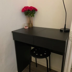 Sminkbord, Svart - Sminkbordet, som är inköpt från IKEA för ett par år sedan, är nu till salu eftersom jag inte längre har användning för det. Priset är förhandlingsbart. Bredd 70cm Längd 42cm Höjd 77,5cm