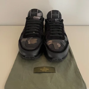 Valentino rockrunners  - Säljer dessa tvärfeta valentino rockrunners som är perfekta nu t vintern i skick 8/10 med en liten defekt som knappt syns. Storleken är 42 men passar jättebra på 43. Nypris: 6900 || mitt pris 2300. Kontakta för fler bilder.