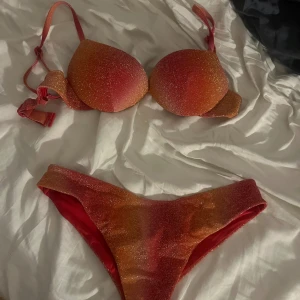 Bikini från calzedonia  - Säljer denna glittriga bikini från calzedonia som aldrig är använd och är i topp skick 🩷 säljer pga den inte sitter mig i smaken 