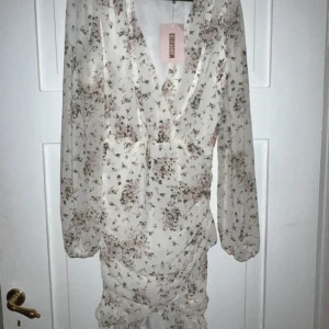 Missguided klänning - Blommig klänning från missguided, storlek 34 