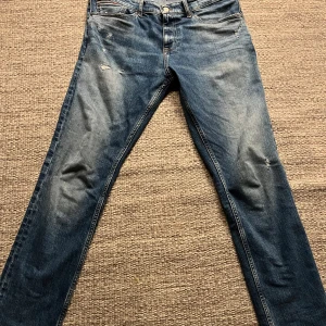 Slim jeans  - Tja! Säljer nu dessa sjukt snygga slim jeans med slitningar från Tommy hilfiger. Sjukt bra skick. Jeansen passar till allt😊