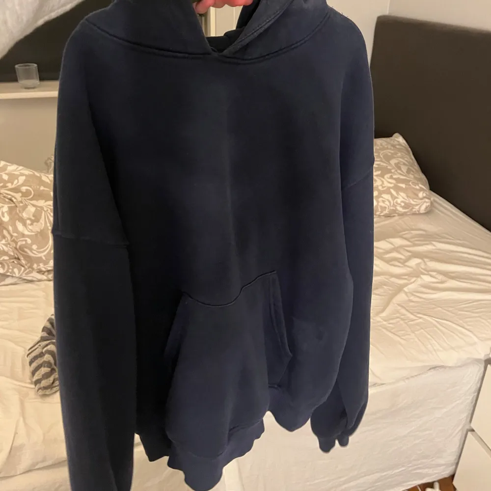 Från Gina tricot  - basic original hoodie (359kr) - basic straight sweatpants (299kr) Säljs var för sig men säljer tillsammans om man vill🥰🥰 byxor i storlek XS och tröja i S. Hoodies.