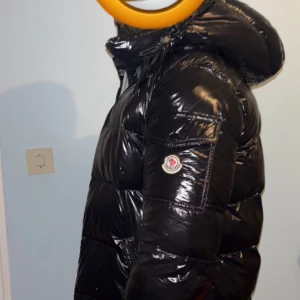 Moncler maya  - Moncler Vinterjacka i väldigt bra skick i modellen maya. Hör av er vid frågor och pris går att diskuteras🥰🙌