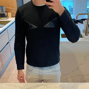 FENDI BUG EYE TRÖJA - STORLEK IT 48, SITTER SOM M. RRP 9000kr