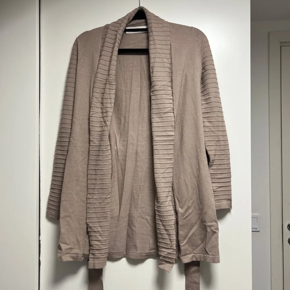 Brun cardigan med fint mönster, storlek XS, pris 180kr. Neuletakit & Villapaidat.