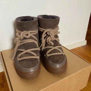 Inuikkis - Så fina inuikkis i färgen taupe. De är i använda skick men det är inget som påverkar använingen. Så så sköna skor perfekta till hösten och vintern. Ordinarepris 2999kr. Skobox följer med⛄️🥰. Skriv privat för frågor/ fler bilder🙏🏻
