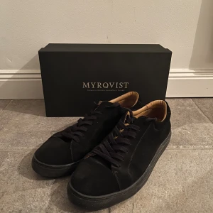 Myrqvist Skor - Säljer dessa feta skor av märket Myrqvist. Köpte dem i våras för 1999 på nk. De har inga defekter, bara lite smuts men lätt att åtgärda! De är sparsamt använda och har mycket kvar att ge. Kvitto och box finns. Skriv vid frågor!