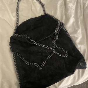 Stella McCartney liknande väska  - Säljer en liknande Stella McCartney väska som är i bra skick och superfin💕💕skriv för fler bilder 