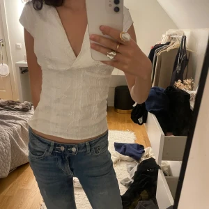 Vit blus  - Hur snygg älskar denna. Tröjan har ett jättebra sick men säljer pågrund av att den tyvär inte kommit till så mycket användning. Den är använd ca 2 gånger❤️🥰🤩