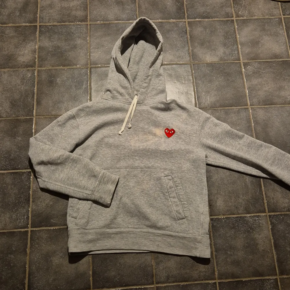 Säljer en galet feta cdg hoodie. Bra skick förutom fläckarna som syns på bilderna. Fläckarna kan gå bort med tex vanish men har it testat. Priset kan diskuteras! han på bilden är 171. Hoodies.