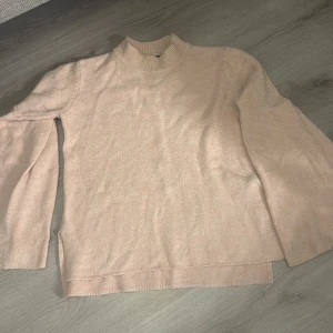 En rosa tröja från GINATRICOT, storlek M - En rosa tröja med slips på sidorna, utsvängda ärmar, lite lång, från ginatricot i storlek M. 