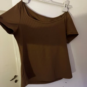 T shirt - Säljer denna t shirt i storlek xs pågrund av att den är för liten på mig, okej skick, inget fel på den, använd 4 gånger typ