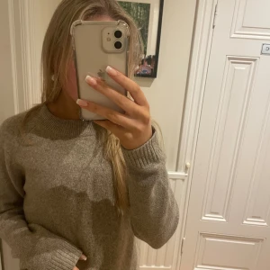 Tunn stickad tröja.  - Superfin stickad tröja från Vero Moda som inte används. Den är beige melerad och i storlek s. Den är i väldigt bra skick, fler bilder kan skickas vid intresse. 