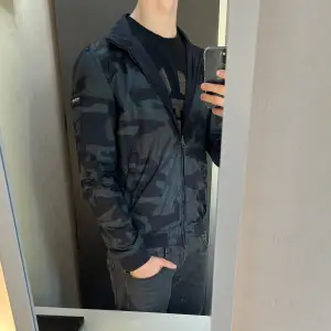 | Tvär fet och eftertraktad Reversible Windbreaker från Woolrich! |  |  är 187 cm, 83 kg | | Den är i mycket bra skick men lite nopprig längs ner. |  | Riktigt ovanlig och slutsåld överallt! | | Vid intresse är det bara att höra av sig 🤝🙌🏻| 