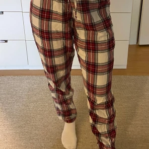 Pyjamasbyxor Cubus  - Rutiga pyjamasbyxor från Cubus i storlek S. Använda men fint skick. Normala i storleken. Resor i midjan och vid anklarna som gör byxorna stretchiga. 