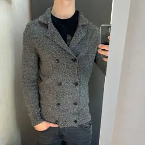 | Mycket fin och unik stickad cardigan i nyskick! | | Modellen är 187 cm, 83 kg | | Koftan är i nyskick men knappen längst upp sitter lite löst, därav priset! | | Vid ytterligare intresse är det bara att skriva i Dm!🤝🙌🏻|