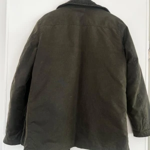 Perfekt jacka  - Verkligen perfekta höst/vinterjacka med manchester-krage. Fodrad och varm. I princip i nyskick. Köpt på blocket men va för stor, därav säljer jag den. 