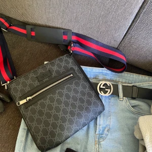 Messenger bag - Finns ett hål, annars väldigt bra skick och kvalité