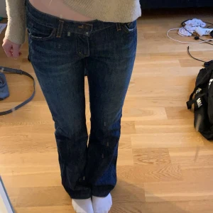 Lågmidjade jeans! 💗 - Jätte snygga lågmidjade blåa jeans, jeansen har aldrig varit använda och är i jätte bra skick. Skriv för fler bilder eller om ni har frågor!! 💗💗💗