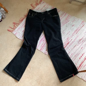 Lågmidjade Manchester byxor - Lågmidjade sköna manchesterbyxor i storlek 40 från Esprit. Vida och utsvängda byxor.