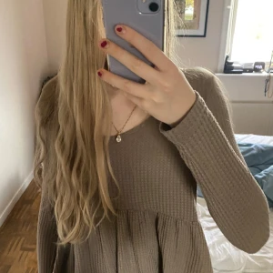 Brun volang tröja  - Har inte använt mycket. Brun tröja med volang där nere, storlek XS men funkar till S/M