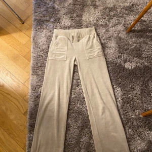 Juicy byxor - Säljer mina beiga juicy couture byxor i xs då dom ej kommer till användning, köpta på nk för ett år sen för 1200kr❤️skriv för frågor eller fler bilder🥰