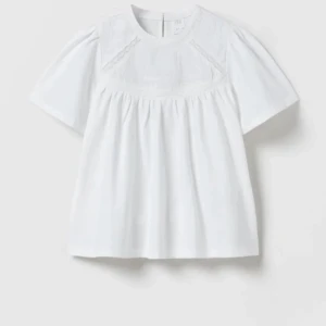 Vit Zara blus  - Såå snygg, säljer då den har blivit för liten på mig ❤️ säljs inte längre ( andra bilden är lånad )