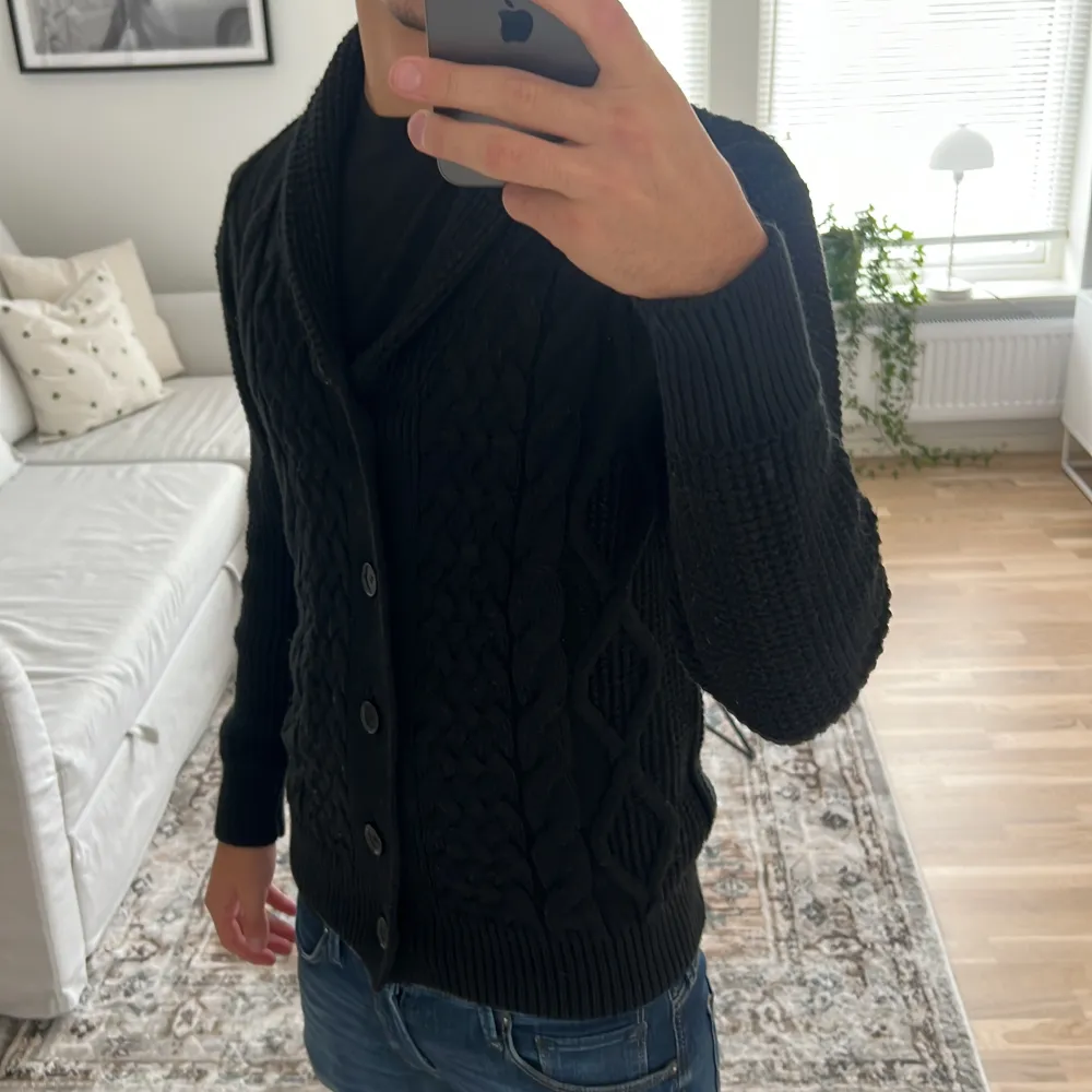 Säljer en stickad cardigan från zara, otroligt fin och skön, bra skick, priset går att diskuteras🙌. Stickat.