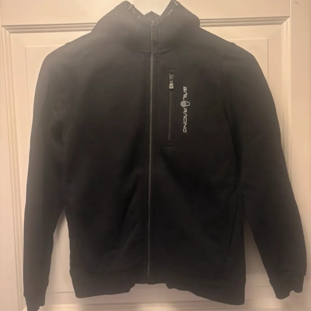 Säljer nu min sail racing zip hoddie stl Xs den är inte mycket använd och i färgen svart. Nypriset är 1000 och säljer nu för 400 då den är i bra skick.. Hoodies.