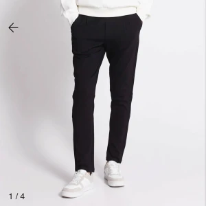 Byxor - Säljer ett par svarta byxor med elastisk midja. Köpt för länge sen men aldrig använt