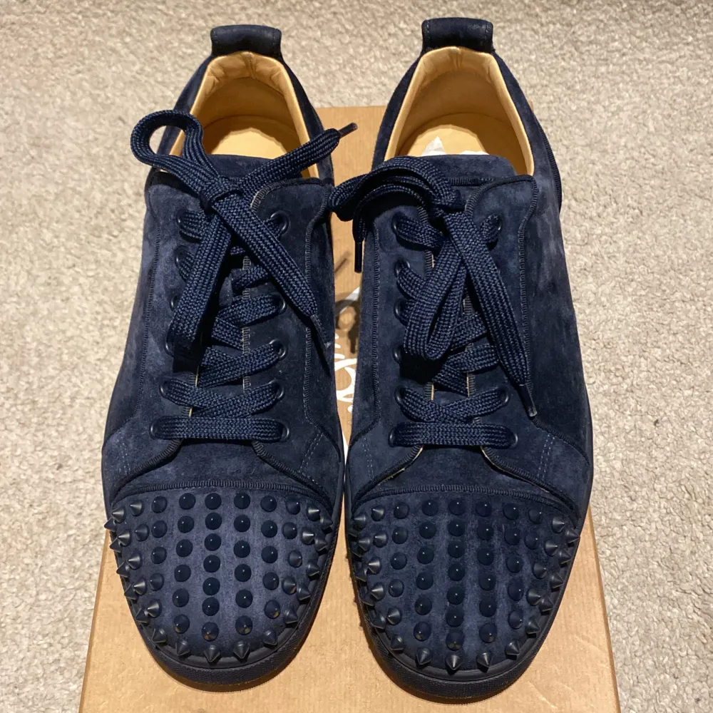 Christian Louboutin skor i färgen navy. Skick 9.5/10. Alla spikar sitter kvar. Medföljer box och dustbag.. Skor.