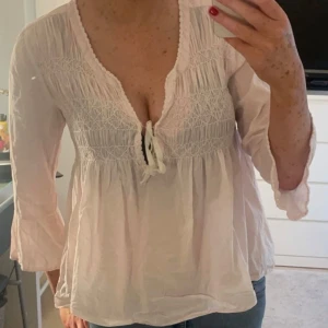 odd molly blus - supersöt blus från odd molly! kommer tyvärr inte till användning 💓 andra bilden är lånad från förra ägaren. storleken motsvarar s. 